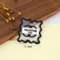 Primer plano detallado de exquisito parche de encaje bordado hueco con guía de medidas. - Estilo Dos (4.6x4.6cm)