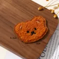 Leuke bruine teddybeer borduurwerk stof patch DIY kleding tas accessoire cartoon badge 4.4x6cm - Stijl 1