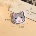 Detailopname van schattige cartoon kat geborduurde patch, grijze stof DIY accessoire. - Stijl 4