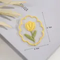 Gedetailleerd overzicht van gele tulp geborduurde stoffen patch met fijne stiksels voor knutselwerk. - Kant Bloem 2 / 5.3*4.4cm