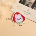 Leuke aardbei konijn geborduurde patch voor kleding DIY reparatie, gedetailleerd getoond. - Stijl 2