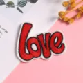 Detailopname van de rode love geborduurde patch, strijkbare DIY kledingaccessoire. - Stijl 4 (love)