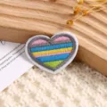 Détail d'un patch brodé cœur rayé coloré pour les vêtements, loisirs créatifs et écharpes. - Style 8