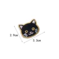 Gedetailleerd overzicht van de schattige zwarte kat geborduurde patch met fijne stiksels. - Stijl 3