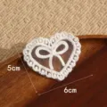 Wit kant strik hart geborduurde patch, DIY kleding accessoire en kleding reparatie badge. - Patroon #1