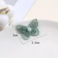 Groene kanten geborduurde vlinderpatch met parel, gedetailleerd overzicht van 3x3,5 cm. - Stijl 3