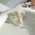 Beige kanten hart borduurwerk patch, handgemaakte DIY kleding en handboek decoratie accessoire. - Stijl 3 / 4.3x4.2cm