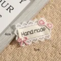Spitzenstickerei Aufnäher mit Handgemacht Etikett und rosa Schleifen, DIY Zubehör, 7x4cm - Schwarzes Gitter Rose