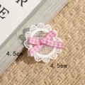 Weisser Spitzen Stoffaufnaeher mit rosa karierter Schleife, 4.5cm DIY Kleidung Zubehoer. - #7