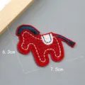 Detail van de rode paard geborduurde patch met fijne stiksels, afmetingen en textuur. - Cartoon Pony Stijl 4