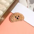 Nahaufnahme des flauschigen braunen Pudel-Frottee-Stickerei-Aufnähers mit rosafarbenen Wangen. - Stil 5 (Teddy Hund)