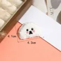 Nahaufnahme Detail des niedlichen flauschigen Hunde Cartoon Handtuch Stickerei Aufnähers, feine Textur. - Stil 4 (Weißer Hund)