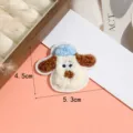 Detailaufnahme eines niedlichen Cartoon-Hund Frottee-Stickerei Aufnähers für Kleidung und Tasche. - Stil 3 (Hund mit blauem Hut)
