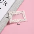 Gedetailleerd uitzicht van de zoete witte kantborduurpatch, ideaal voor DIY-ambachten en hoeden. - Stijl 4