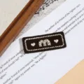 Brauner rechteckiger gestickter Buchstaben-Aufnäher mit Herz-Design für Bekleidung. - Spezifikation Drei (4.7x1.7cm)