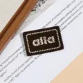 Brauner bestickter Buchstaben-Stoffaufnäher, DIY-Dekoaccessoire für Kleidung und Taschen. - Spezifikation Vier (4.3x2.8cm)