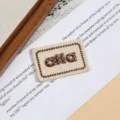Nahaufnahme eines bestickten Buchstaben-Stoffaufnähers mit sauberer Naht für DIY-Kleidung. - Spezifikation Fünf (4.3x2.8cm)