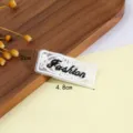 Vista detallada del parche de letras bordadas huecas, delicada textura de encaje para bricolaje. - Estilo Siete (4.8x2.7cm)