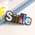 Nahaufnahme des bunten Pailletten-Smile-Aufnähers, ideal für DIY-Kleidung und Handwerkskunst. - Stil 3