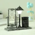Clessidra portapenne vintage con lampione LED decorazione da scrivania regalo creativo. - Lampione Portapenne Clessidra / Argento