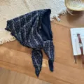 Foulard triangolare a fiori da donna, elegante sciarpa con bellissimi dettagli di frange. - 115*35cm / Blu Marino
