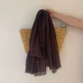 Echarpe retro a rayures marron fonce vue en detail, design elegante a franges pour l'hiver. - Bordeaux