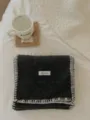 Bufanda de punto gris oscuro con borde de puntada blanca, accesorio de invierno acogedor para mujer. - Negro