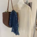 Vista dettagliata di camicia in lino, borsa intrecciata e sciarpa blu stampata. - Peiwen Patchwork Blu