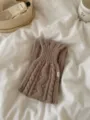 Detail d'echarpe en grossière maille marron, texture douce pour tenues d'automne et d'hiver. - Moka