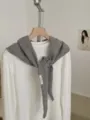 Minimalistisches einfarbiges Strick Dreiecktuch und Schal für Damen, Herbst und Winter warm. - Geometrisches Blau / Hellgrau