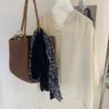 Camicia di lino autunnale donna con borsa in paglia intrecciata e sciarpa leopardata - Leopardo Patchwork Grigio