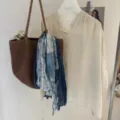Vista dettagliata della sciarpa in cotone e lino con motivi blu, accessorio elegante e versatile. - Floreale Patchwork Blu