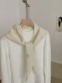 Detailansicht des cremefarbenen Strickpullovers und Schals, weiche Wolle, minimalistisch. - Geometrisches Blau / Gebrochenes Weiß