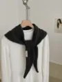Dunkelgraues Strick Dreiecktuch fuer Damen, warmer Winterschal und modischer Mini-Schal - Geometrisches Blau / Dunkelgrau
