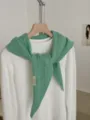 Grünes gestricktes Dreieckstuch für Damen, warmer Winterschal und modisches Halstuch. - Geometrisches Blau / Bohnengrün