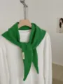 Stilvolles grünes Strick-Dreiecktuch für Damen, klassisches einfarbiges warmes Winterschultertuch. - Geometrisches Blau / Grasgrün
