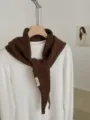 Detailaufnahme eines braunen Strick-Dreieckschals mit Wolltextur für Herbst und Winter. - Geometrisches Blau / Kaffeebraun