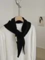 Einfarbiges gestricktes Dreiecktuch für Damen, ein stilvoller warmer Winterschal. - Geometrisches Blau / Schwarz