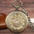 Vintage bronzen mechanische zakhorloge close-up met versierde skelet wijzerplaat. - Brons