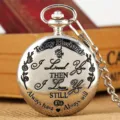 Close-up detail van zilveren zakhorloge met gegraveerd liefdescitaat en prachtig bloemmotief. - Zilver (P3202C)