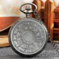 Gros plan détail de montre de poche à quartz rétro vintage avec cadran à motif de zodiaque. - Style Deux (P4790)