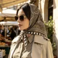 Gedetailleerd overzicht van vintage paisley geprinte zijden vierkante sjaal, elegante halsdoek. - Stijl 2