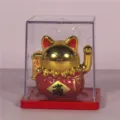 Statua di gatto portafortuna solare dorato con base rossa e scatola trasparente auto. - 18 / Oro