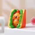 Simpatica statuetta capibara sandwich in resina, ideale per decorazione da scrivania e giocattolo. - Statuine decorative / 80201 Panino