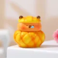 Graziosa statuetta capibara in resina per scrivania, giocattolo animale cartone animato. - Statuine decorative / 80201 Panino all'Ananas