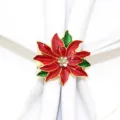 Vista ravvicinata dell'elegante portatovagliolo di metallo con stella di Natale rosso e verde. - Fiore di Natale