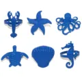 Primo piano dettagliato di anelli per tovaglioli blu a tema marino con conchiglie e stelle. - Collezione marina / Blu