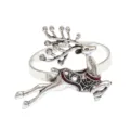 Primo piano dell'anello portatovagliolo a renna vintage argentato con strass e smalto rosso. - Renna di Natale / Argento
