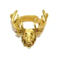 Primo piano dettaglio della testa di cervo in metallo dorato con anello a molla per tenda. - Oro / Giallo