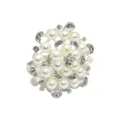Primo piano dettagliato di un elegante portatovagliolo floreale con perle e strass lucidi. - Incastonatura di perline / argento spesso